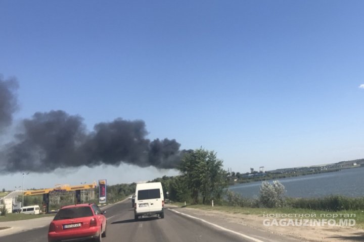 INCENDIU PUTERNIC la Comrat. O fabrică de mobilă a luat foc (FOTO/VIDEO)