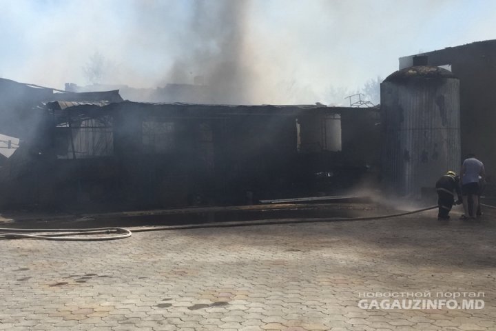 INCENDIU PUTERNIC la Comrat. O fabrică de mobilă a luat foc (FOTO/VIDEO)