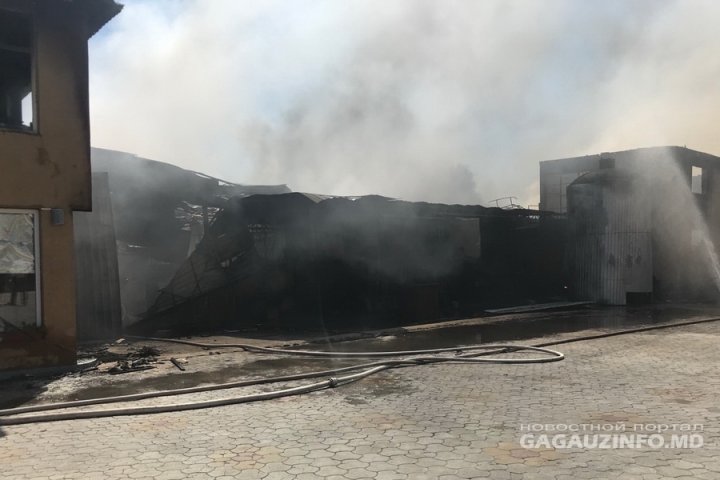 INCENDIU PUTERNIC la Comrat. O fabrică de mobilă a luat foc (FOTO/VIDEO)