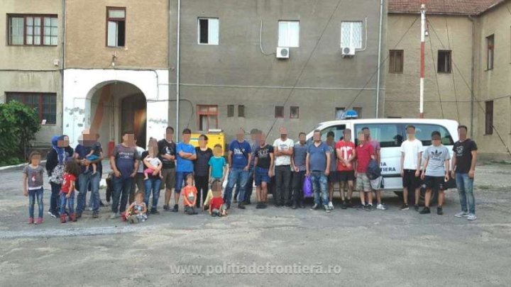 Grup de 42 migranţi de origine asiatică, depistat la un punct vamal din România, într-un automarfar având ca destinaţie Germania