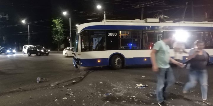 ACCIDENT GRAV lângă Universitatea de Medicină din Capitală. O mașină s-a tamponat VIOLENT cu un troleibuz (GALERIE FOTO)