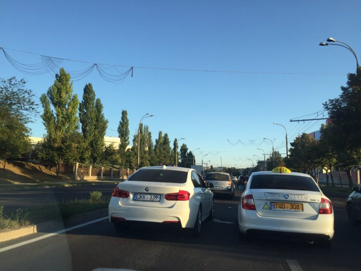 ATENŢIE ŞOFERI! Trafic îngreunat pe Viaduct din cauza unui accident rutier (FOTO)