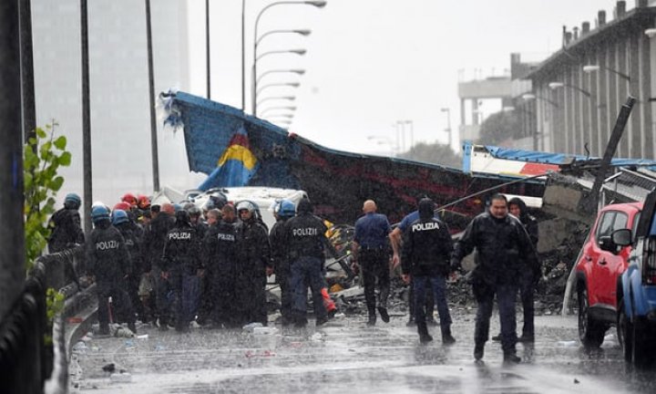 Viaductul autostrăzii A10 din Genova s-a prăbușit. Mai multe mașini au căzut de pe pod. 35 persoane, decedate (FOTO)