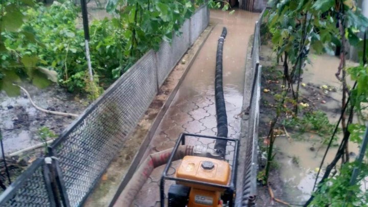 Acoperişul unui bolc locativ, drumuri locale şi zeci de hectare de vii şi livezi, DISTRUSE de ploile torenţiale (FOTO)