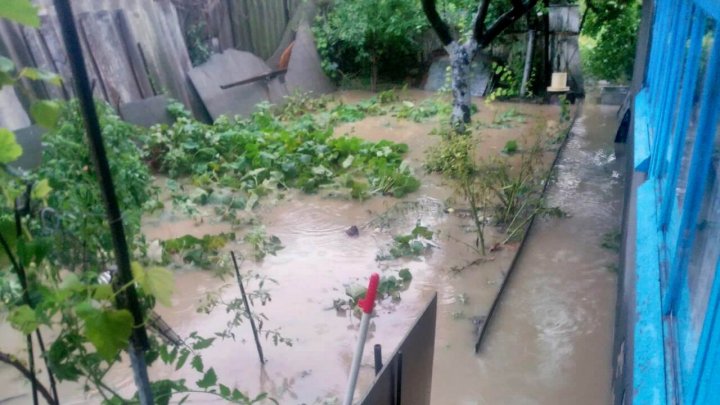 Acoperişul unui bolc locativ, drumuri locale şi zeci de hectare de vii şi livezi, DISTRUSE de ploile torenţiale (FOTO)