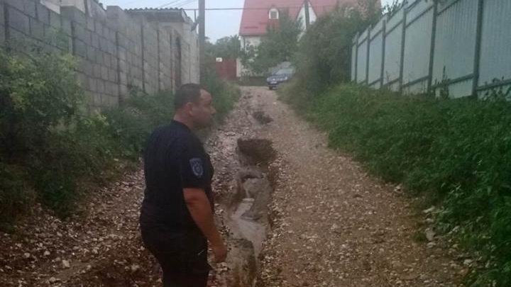 Acoperişul unui bolc locativ, drumuri locale şi zeci de hectare de vii şi livezi, DISTRUSE de ploile torenţiale (FOTO)