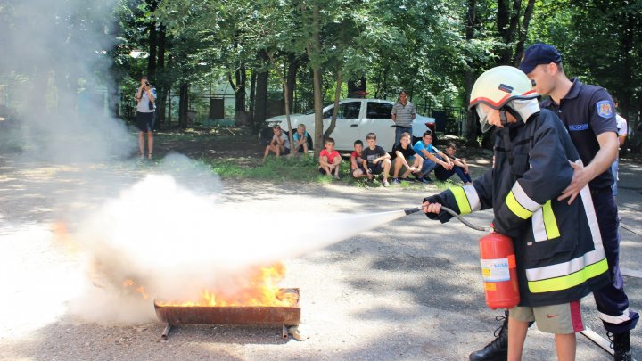 În taberele de odihnă nu doar se distrează, dar şi se învaţă. Specialiştii IGSU continuă să prevină riscurile în situații excepționale