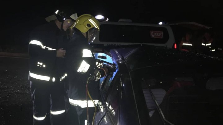 GRAV ACCIDENT. Trei persoane au ajuns la spital cu diverse leziuni, iar maşinile au fost făcute zob (FOTO)