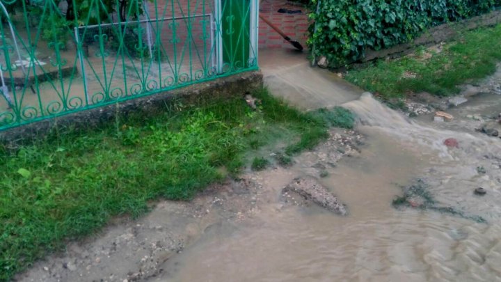 Acoperişul unui bolc locativ, drumuri locale şi zeci de hectare de vii şi livezi, DISTRUSE de ploile torenţiale (FOTO)