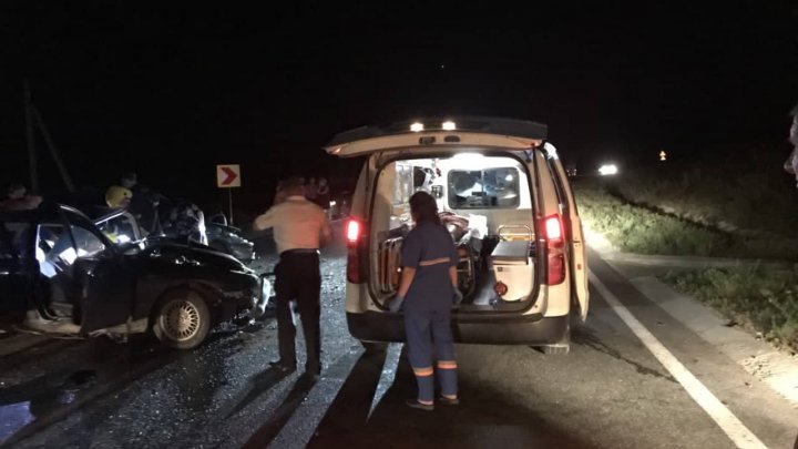 GRAV ACCIDENT. Trei persoane au ajuns la spital cu diverse leziuni, iar maşinile au fost făcute zob (FOTO)