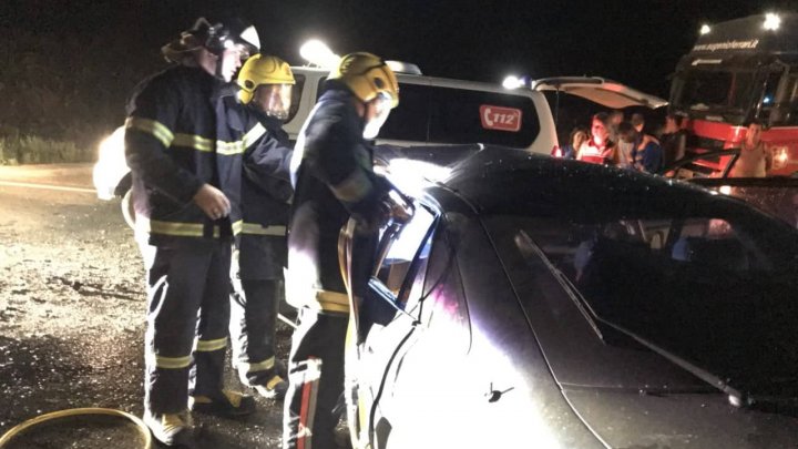 GRAV ACCIDENT. Trei persoane au ajuns la spital cu diverse leziuni, iar maşinile au fost făcute zob (FOTO)