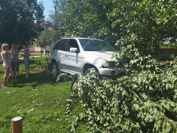 Isprava unui şofer din satul Pârliţa, Ungheni: A intrat cu maşina pe terenul de joacă (FOTO)