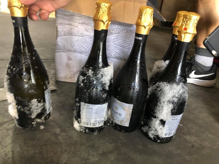 15 mii de sticle de vin premium din Moldova, în valoare de 60 de mii de dolari, au ajuns înghețate în China (FOTO)