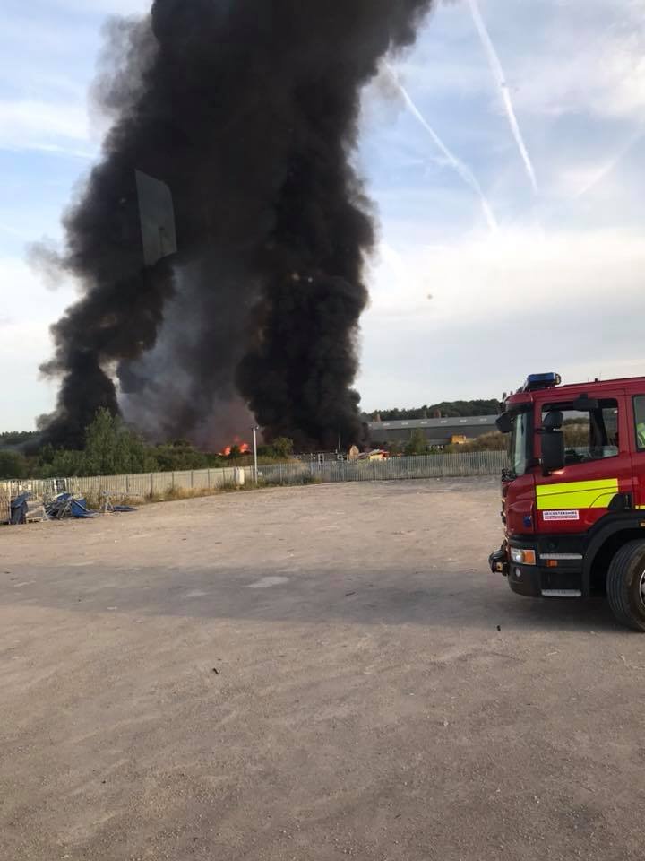 IMAGINI INCREDIBILE, surprinse în Marea Britanie. Un puternic incendiu de mase plastice s-a transformat într-o tornadă de foc (FOTO/VIDEO)