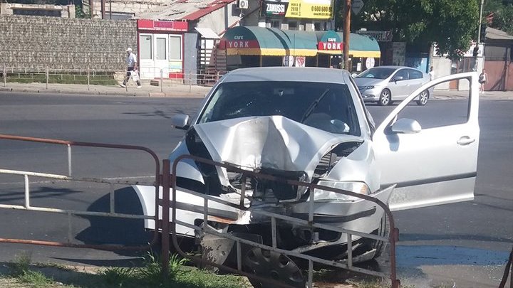 Accident violent în Centrul Capitalei. A pierdut controlul volanului și a intrat cu mașina într-un gard (FOTO)