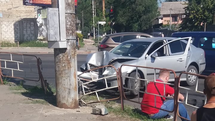 Accident violent în Centrul Capitalei. A pierdut controlul volanului și a intrat cu mașina într-un gard (FOTO)