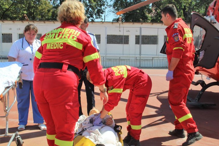 Un băiat de 15 ani, transportat de urgenţă cu elicopterul din Floreşti la un spital din Chişinău