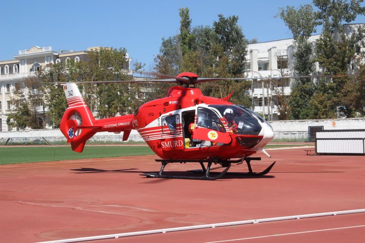 Un băiat de 15 ani, transportat de urgenţă cu elicopterul din Floreşti la un spital din Chişinău