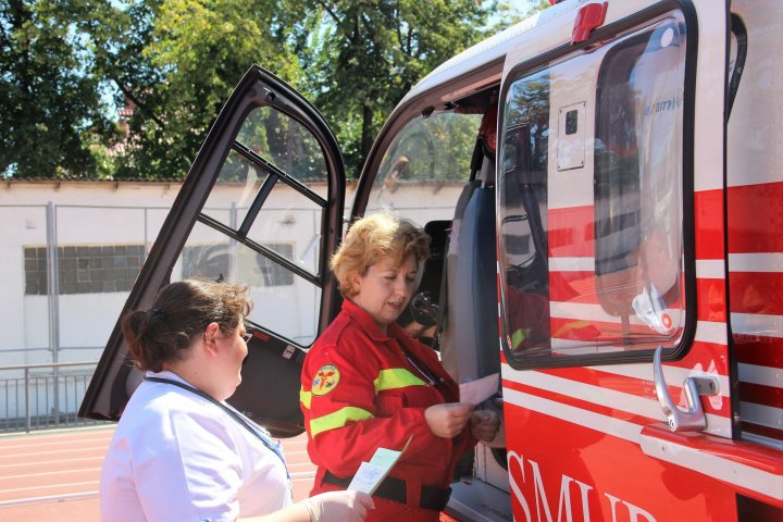 Un băiat de 15 ani, transportat de urgenţă cu elicopterul din Floreşti la un spital din Chişinău