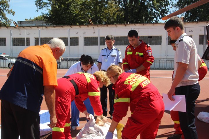 Un băiat de 15 ani, transportat de urgenţă cu elicopterul din Floreşti la un spital din Chişinău