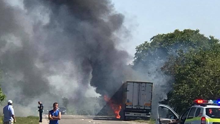 IMAGINI TERIFIANTE! Un camion, CUPRINS DE FLĂCĂRI pe şoseaua spre Bălţi (FOTO/VIDEO)