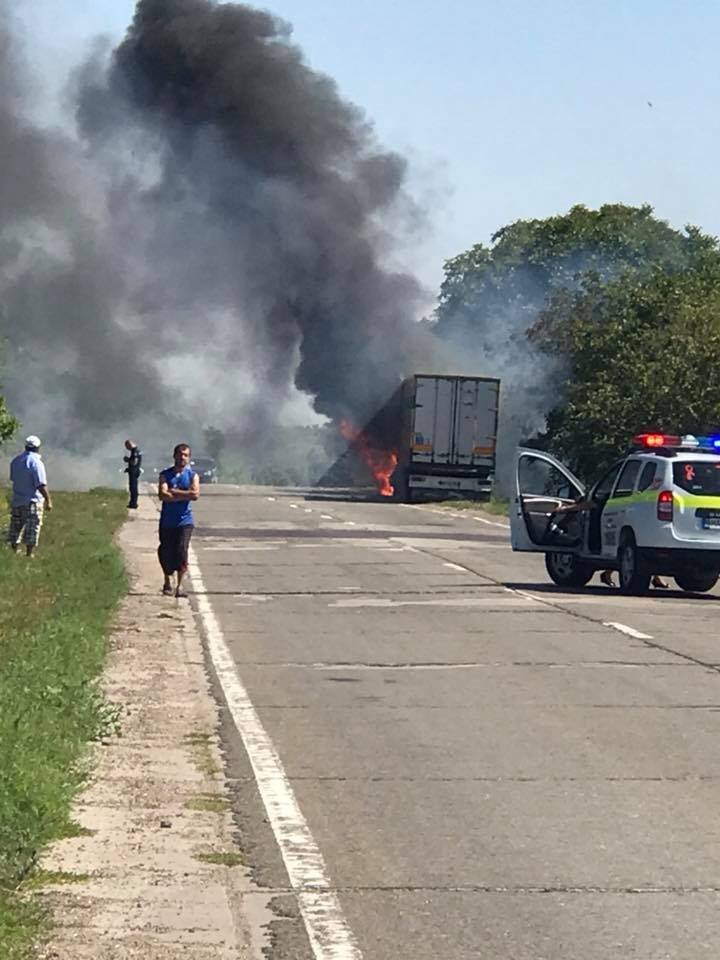 IMAGINI TERIFIANTE! Un camion, CUPRINS DE FLĂCĂRI pe şoseaua spre Bălţi (FOTO/VIDEO)