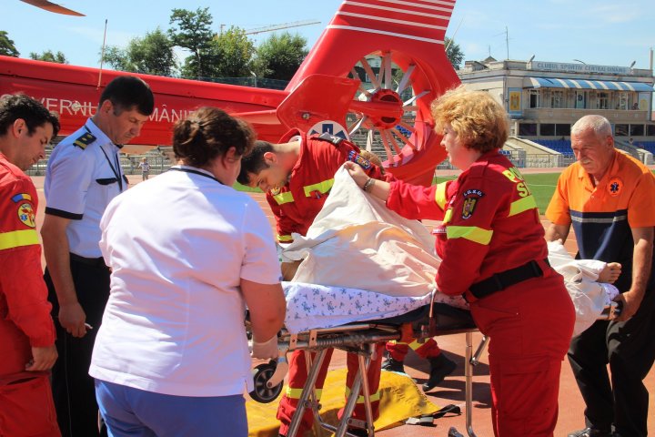 Un băiat de 15 ani, transportat de urgenţă cu elicopterul din Floreşti la un spital din Chişinău