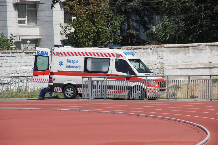 Un băiat de 15 ani, transportat de urgenţă cu elicopterul din Floreşti la un spital din Chişinău