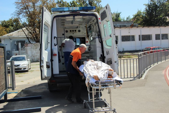 Un băiat de 15 ani, transportat de urgenţă cu elicopterul din Floreşti la un spital din Chişinău