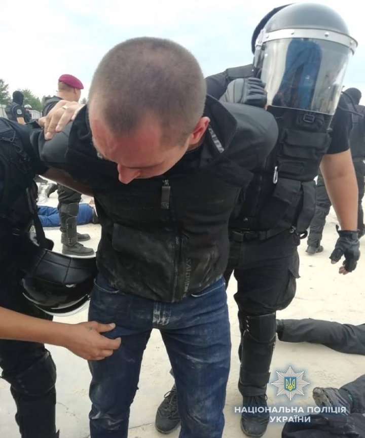 Poliția ucraineană a reuşit să contracareze o răfuială cu arme între două grupări interlope pe un șantier (FOTO)