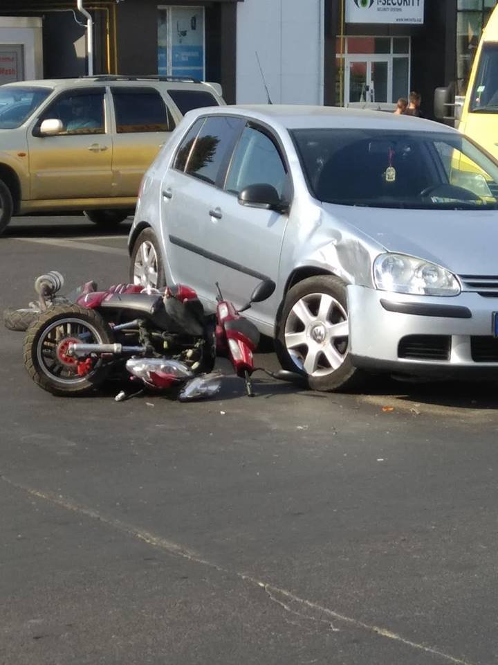 Accident rutier în apropiere de Complexul Memorial Eternitate. O motocicletă, făcută ZOB de o maşină (FOTO/VIDEO)