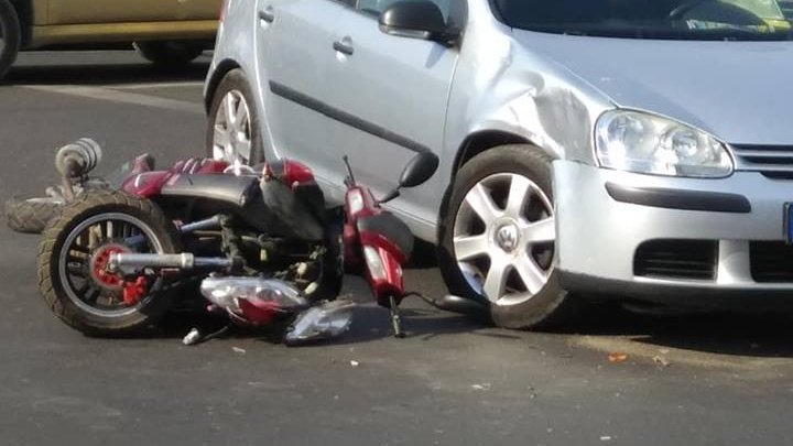 Accident rutier în apropiere de Complexul Memorial Eternitate. O motocicletă, făcută ZOB de o maşină (FOTO/VIDEO)