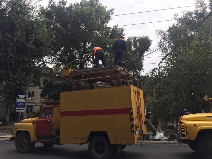 O femeie şi copilul ei au ajuns la spital, după ce troleibuzul în care se aflau a intrat într-un stâlp (VIDEO)