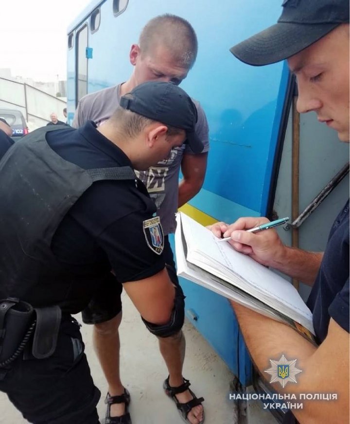 Poliția ucraineană a reuşit să contracareze o răfuială cu arme între două grupări interlope pe un șantier (FOTO)