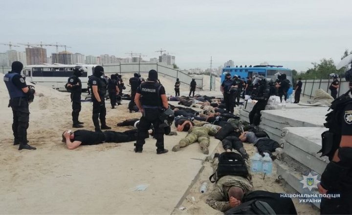 Poliția ucraineană a reuşit să contracareze o răfuială cu arme între două grupări interlope pe un șantier (FOTO)