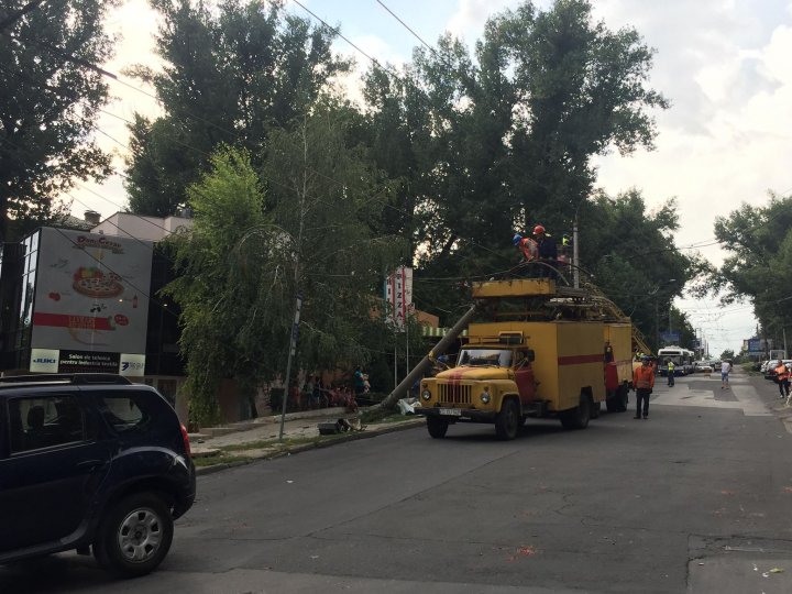 O femeie şi copilul ei au ajuns la spital, după ce troleibuzul în care se aflau a intrat într-un stâlp (VIDEO)