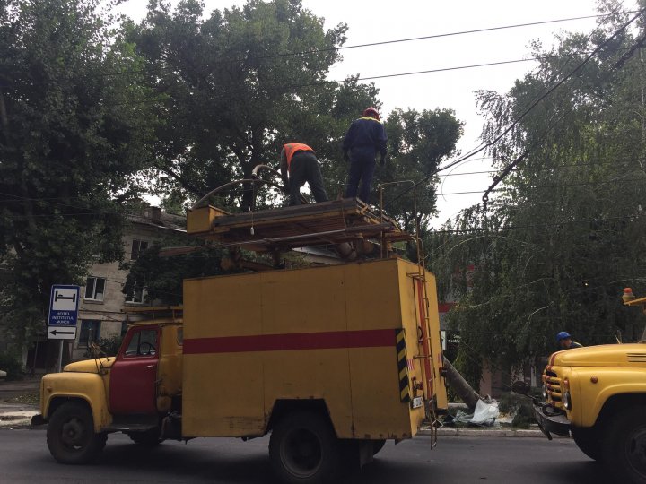 O femeie şi copilul ei au ajuns la spital, după ce troleibuzul în care se aflau a intrat într-un stâlp (VIDEO)