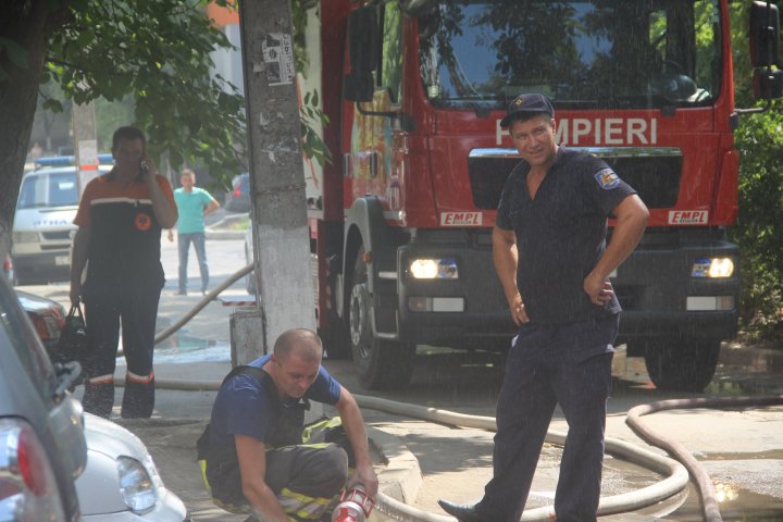 Apartament din sectorul Ciocana, în flăcări. În interior se aflau două persoane (FOTO)