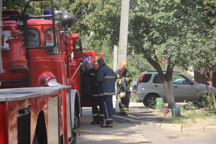 Apartament din sectorul Ciocana, în flăcări. În interior se aflau două persoane (FOTO)