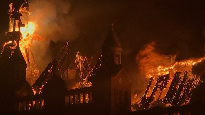 Primăria Oradea deschide un cont bancar pentru donaţii în scopul reabilitării Palatului episcopal, afectată de incendiu