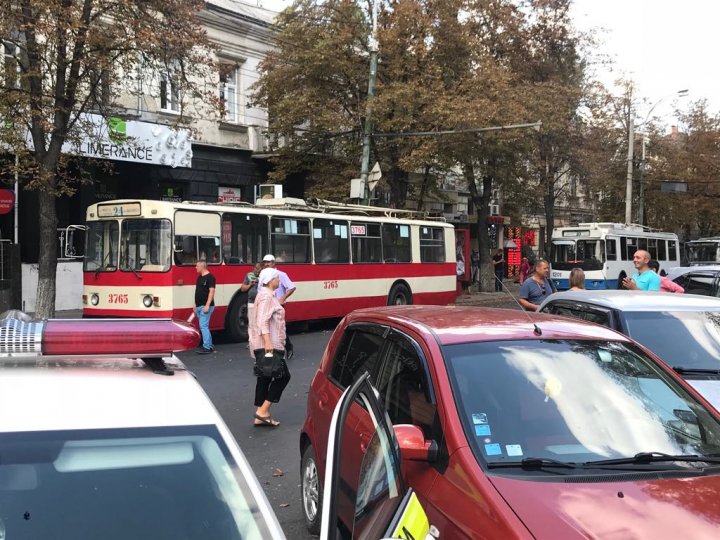 MANIFESTAȚIE ELECTORALĂ în PMAN. Câteva partide politice s-au lansat în campanie electorală. Circulaţia transportului, blocată