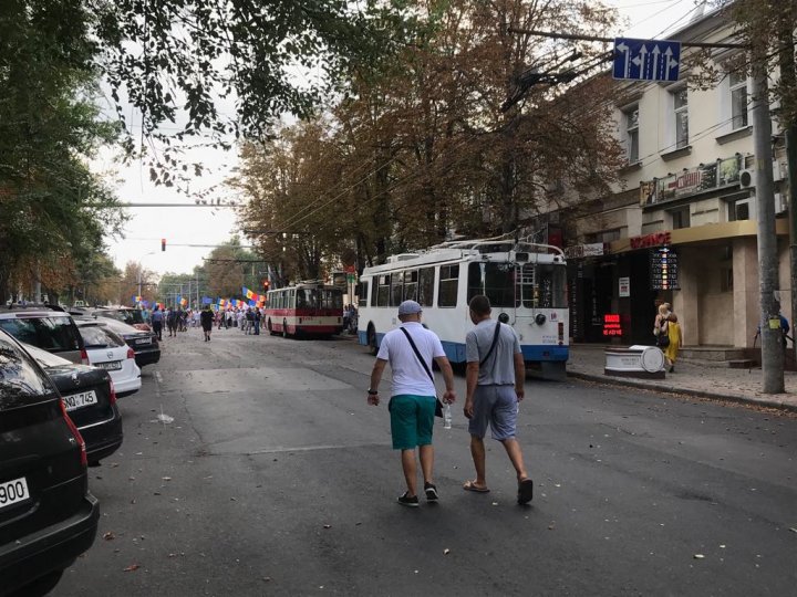 MANIFESTAȚIE ELECTORALĂ în PMAN. Câteva partide politice s-au lansat în campanie electorală. Circulaţia transportului, blocată