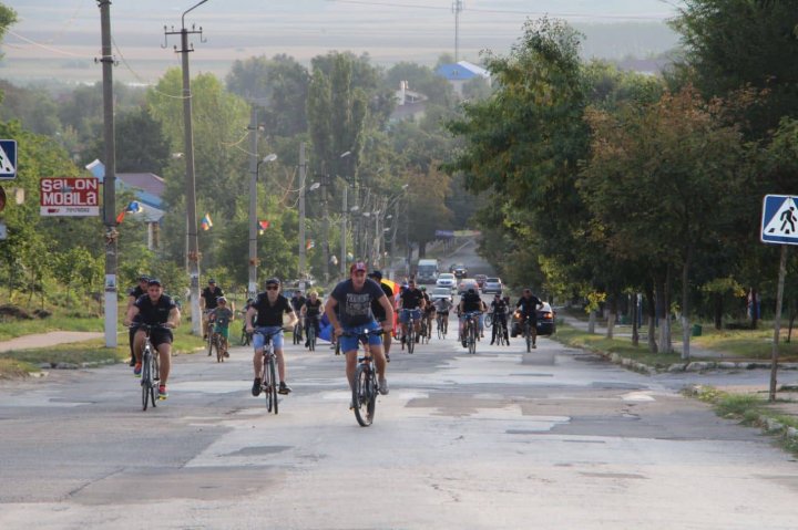 SĂRBĂTOARE PE BICICLETE. Poliţiştii din Leova şi Cantemir au parcurs 27 de kilometri de Ziua Independenței