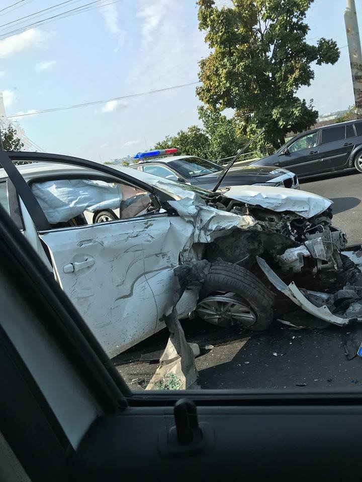 ACCIDENT ÎN LANȚ în Capitală. Un șofer beat a lovit mai multe mașini. Trei persoane rănite (FOTO/VIDEO)