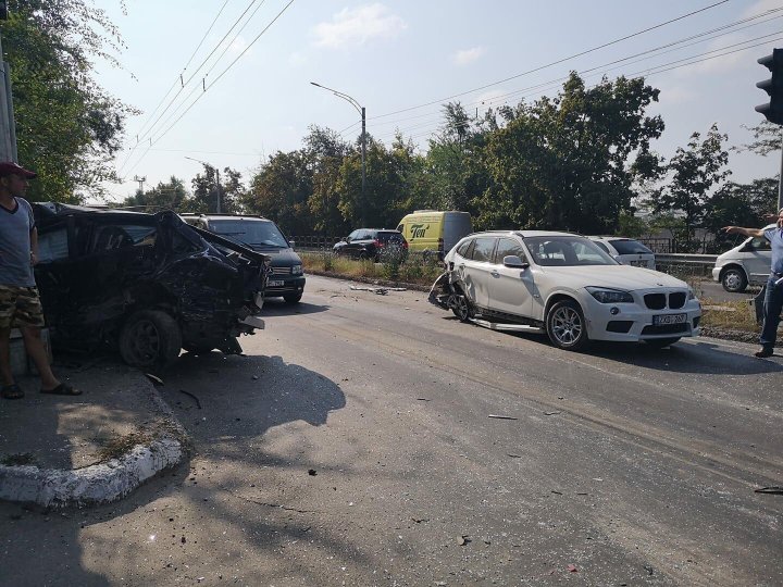 ACCIDENT ÎN LANȚ în Capitală. Un șofer beat a lovit mai multe mașini. Trei persoane rănite (FOTO/VIDEO)