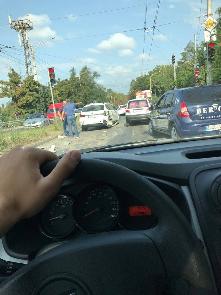 ACCIDENT ÎN LANȚ în Capitală. Un șofer beat a lovit mai multe mașini. Trei persoane rănite (FOTO/VIDEO)