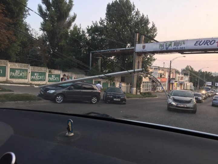 ACCIDENT pe strada Vadul lui Vodă din Capitală. Un şofer a intrat cu maşina într-un stâlp de electricitate (FOTO)