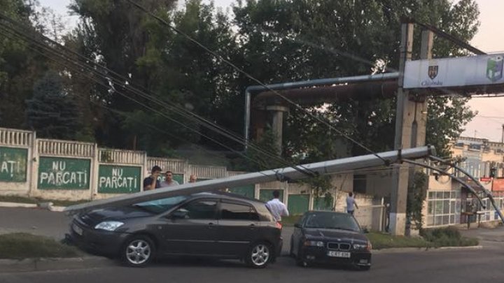 ACCIDENT pe strada Vadul lui Vodă din Capitală. Un şofer a intrat cu maşina într-un stâlp de electricitate (FOTO)