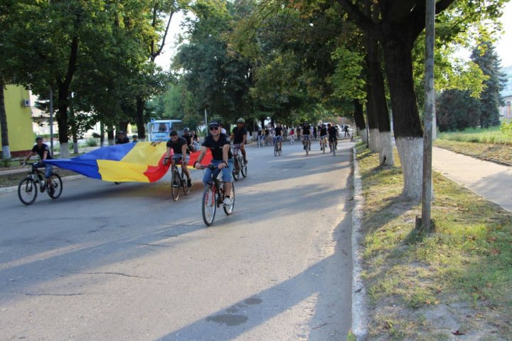 SĂRBĂTOARE PE BICICLETE. Poliţiştii din Leova şi Cantemir au parcurs 27 de kilometri de Ziua Independenței