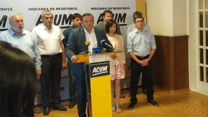 Liderii opoziţiei nu îşi asumă faptul că manifestanţii au huiduit membrii colectivelor artistice 